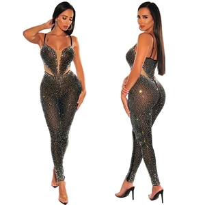Detailansicht des schwarzen Jumpsuits mit Glitzersteinen und transparentem V-Ausschnitt