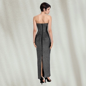 Vue arrière d'une robe moulante noire à épaules dénudées avec strass et fente au dos