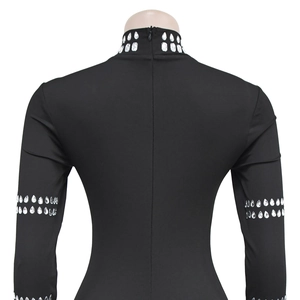 Détail du col montant avec fermeture éclair au dos et strass sur la robe courte noire
