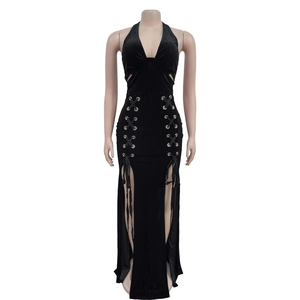 Détail de robe licou en velours noir avec laçage croisé sur le devant et œillets en métal
