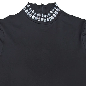 Détail du col montant noir orné de strass avec fermeture éclair invisible dans le dos