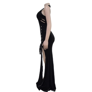 Détail de la robe licou en velours noir avec laçage latéral, œillets et fente haute sexy