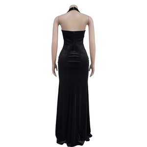 Détail d'une robe de soirée en velours noir avec dos nu et coupe sirène élégante
