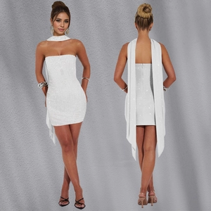 Vues détaillées de la mini-robe bustier à paillettes blanches avec écharpe assortie
