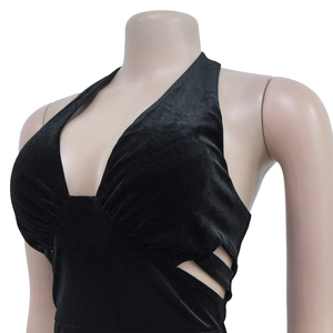 Détail d'une robe en velours noir avec licou, col en V et découpe à la taille sur le côté