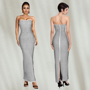 Détails du dos de la robe bustier grise à pois avec fermeture éclair et fente arrière