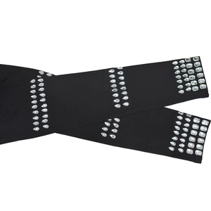 Détail des manches noires ornées de strass étincelants et de cristaux en cascade