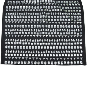 Détails des strass géométriques sur le tissu d'une robe de soirée noire ajustée