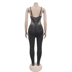 Detail des Strass-Jumpsuits mit tiefem Rückenausschnitt und verdecktem Reißverschluss