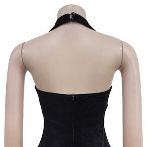 Détail du dos d'une robe licou en velours noir avec boutons et fermeture éclair invisible