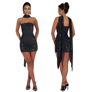 Détail de la robe courte moulante noire avec strass et tour de cou assorti pour femme
