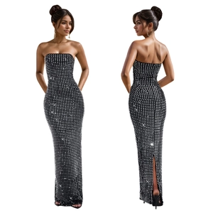 Détail d'une robe de soirée noire à paillettes avec fente au dos et motif scintillant carré