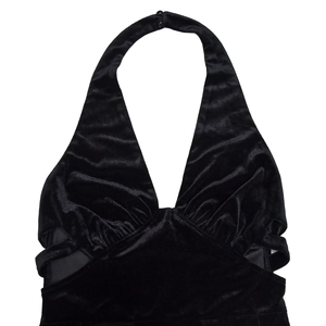Détail de robe dos nu en velours noir avec décolleté en V profond et découpe latérale