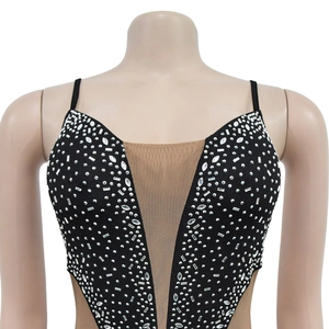 Detail eines schwarzen Strass-Bodysuits mit transparentem V-Ausschnitt und Kristallen