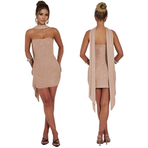 Détail de la mini robe à paillettes abricot scintillantes avec écharpe assortie