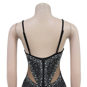 Detail des Rückenreißverschlusses und der Strassverzierungen an einem schwarzen Jumpsuit