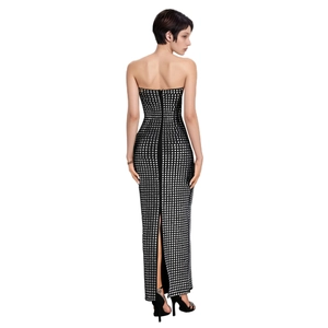 Vue arrière détaillée d'une robe maxi noire à épaules dénudées avec strass étincelants