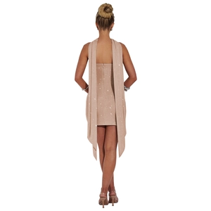 Détail d'une robe champagne à paillettes avec un dos nu élégant et une cape longue intégrée