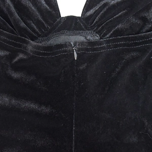 Gros plan sur la fermeture éclair invisible de la robe en velours noir