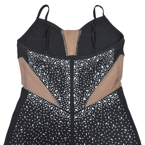 Detail eines schwarzen Bodysuits mit silbernen Strasssteinen und hautfarbenem Mesh