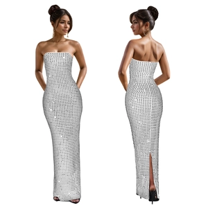 Détail de robe moulante blanche à paillettes argentées, bustier et fente au dos