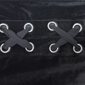Vue macro détaillée du tissu en velours noir avec œillets et laçage croisé argenté