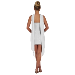 Détail de la robe à paillettes argentées avec long châle assorti sur un mannequin