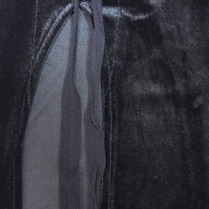 Détail de la texture en velours noir avec cordons de serrage tissés de qualité