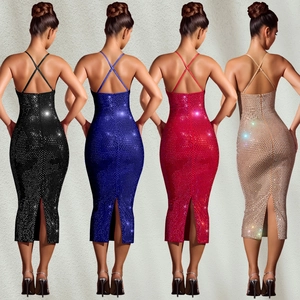 Robes moulantes à strass dos nu avec bretelles croisées et fente en quatre couleurs