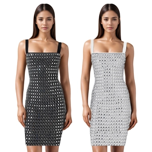 Abito corto aderente con strass geometrici e scollo quadrato nei colori nero e bianco