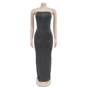 Détail d'une robe de soirée bustier noire avec strass argentés et fente arrière élégante