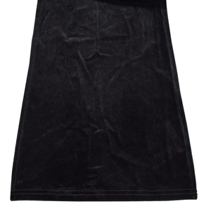 Détail de la texture velours noir et de l'ourlet lisse de cette robe longue licou chic
