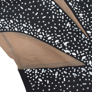 Detail des schwarzen Strass-Bodysuits mit transparenten Mesh-Einsätzen und Diamantmustern