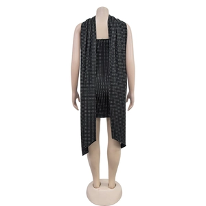 Vue détaillée du dos de la robe noire avec strass et design de cape drapée élégante