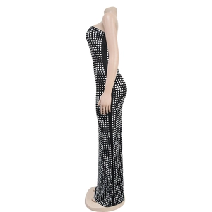 Détail de la robe de soirée bustier noire avec paillettes argentées et bordures