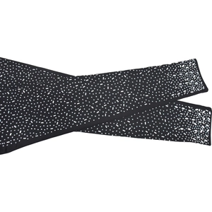 Detailansicht schwarzer Handschuhe mit Kreuzlayout und dichten silbernen Strasssteinen