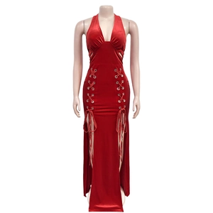 Détail de la robe licou en velours avec œillets métalliques et laçage sur la fente