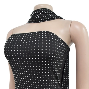 Détail de la robe moulante noire à strass avec tour de cou et cristaux argentés