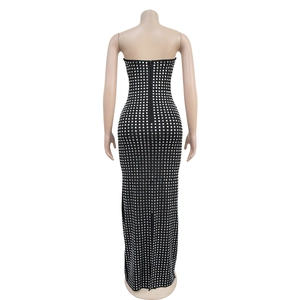 Vue arrière de robe de soirée noire à strass argentés motif damier avec fermeture éclair