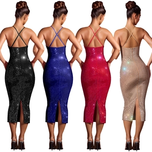 Détails de robes moulantes scintillantes avec dos nu croisé et fente à l'arrière