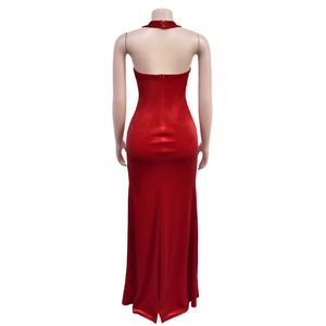 Vue détaillée du dos d'une robe longue dos nu rouge foncé avec fente sur mannequin