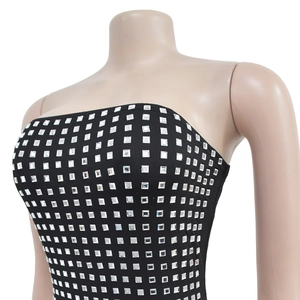 Détail d'une robe de soirée bustier noire avec un quadrillage de strass carrés argentés brillants