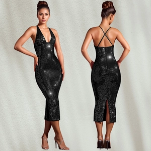 Robe midi moulante noire à paillettes avec col en V profond et dos nu croisé élégant