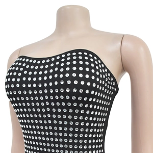Vue détaillée des strass argentés brillants sur une robe moulante noire à épaules dénudées