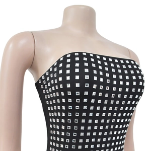 Détails de strass carrés argentés sur robe bustier noire montrant la texture