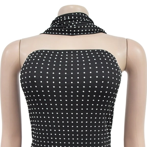 Détail de la robe noire moulante avec strass argentés et foulard assorti pour femme