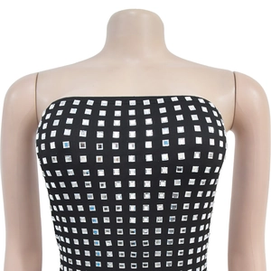 Détail du haut bustier noir avec des strass carrés argentés étincelants sur tissu élastique