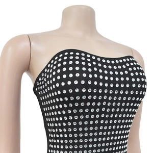 Détail de strass argentés brillants sur une robe de soirée noire à épaules dénudées