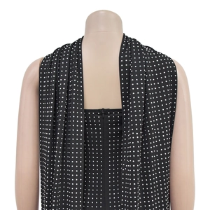 Détail d'une robe moulante sans manches noire avec strass argentés et col drapé élégant