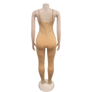 Detailansicht des beigen Jumpsuits mit glitzernden Strasssteinen und Reißverschluss